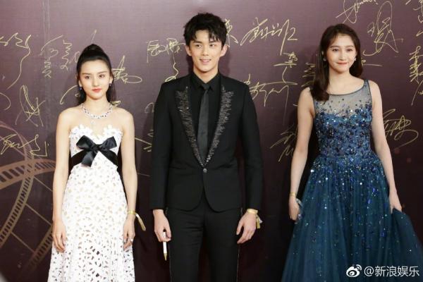 Loạt ảnh hậu trường hài hước của dàn sao Hoa ngữ tại Lễ trao giải Hoa Biểu 2018 Loạt ảnh hậu trường hài hước của dàn sao Hoa ngữ tại Lễ trao giải Hoa Biểu 2018