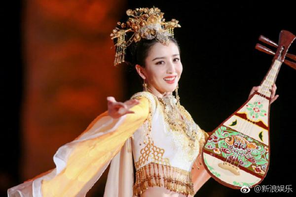 Tạm quên Cáp Ni Khắc Tư đi, Đồng Lệ Á mới chính là tiên nữ có nhan sắc và điệu múa mê hoặc nhân gian Tạm quên Cáp Ni Khắc Tư đi, Đồng Lệ Á mới chính là tiên nữ có nhan sắc và điệu múa mê hoặc nhân gian