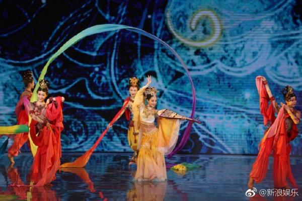 Tạm quên Cáp Ni Khắc Tư đi, Đồng Lệ Á mới chính là tiên nữ có nhan sắc và điệu múa mê hoặc nhân gian Tạm quên Cáp Ni Khắc Tư đi, Đồng Lệ Á mới chính là tiên nữ có nhan sắc và điệu múa mê hoặc nhân gian