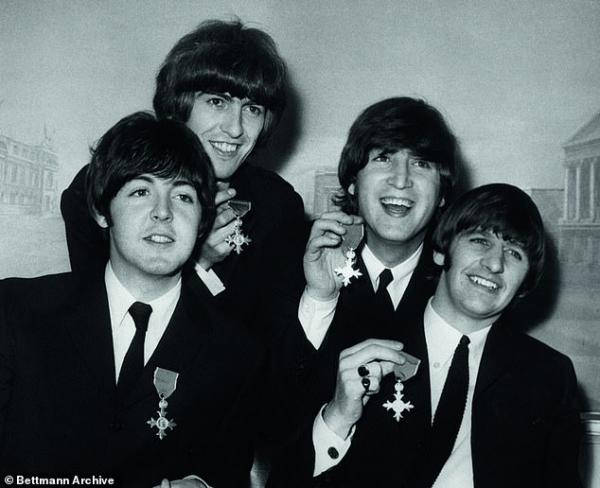 Cách Yoko Ono mê hoặc John Lennon: Theo đuổi mọi nơi, còn tặng người tình một cô bồ 22 tuổi Cách Yoko Ono mê hoặc John Lennon: Theo đuổi mọi nơi, còn tặng người tình một cô bồ 22 tuổi