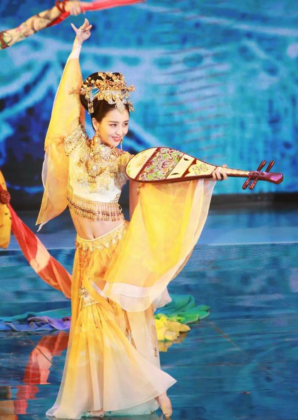 Đâu chỉ vũ khúc với đàn tỳ bà hớp hồn fan, Đồng Lệ Á còn có hàng loạt khoảnh khắc xuất thần này đây! Đâu chỉ vũ khúc với đàn tỳ bà hớp hồn fan, Đồng Lệ Á còn có hàng loạt khoảnh khắc xuất thần này đây!