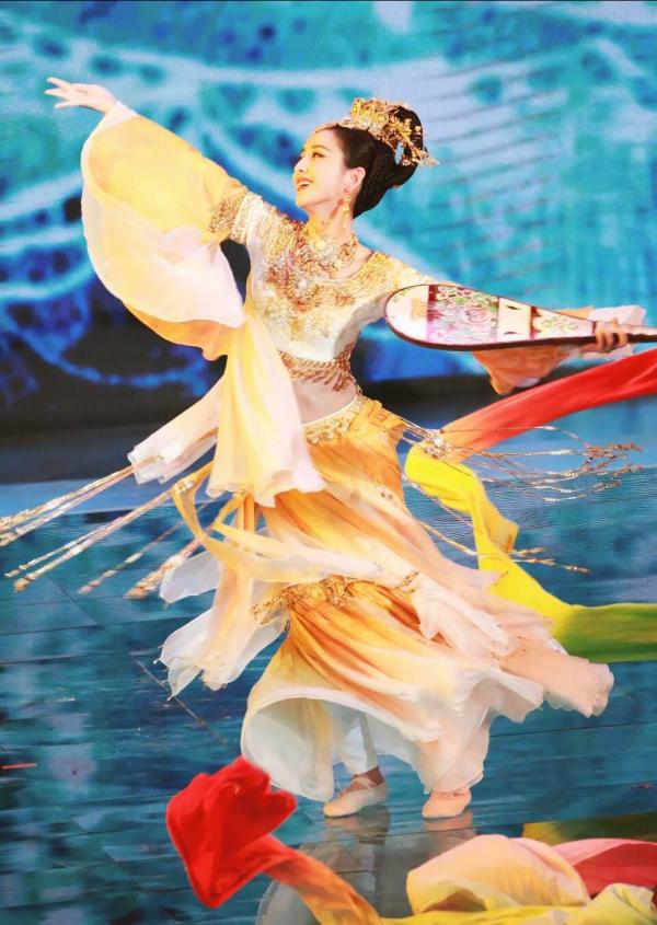 Đâu chỉ vũ khúc với đàn tỳ bà hớp hồn fan, Đồng Lệ Á còn có hàng loạt khoảnh khắc xuất thần này đây! Đâu chỉ vũ khúc với đàn tỳ bà hớp hồn fan, Đồng Lệ Á còn có hàng loạt khoảnh khắc xuất thần này đây!
