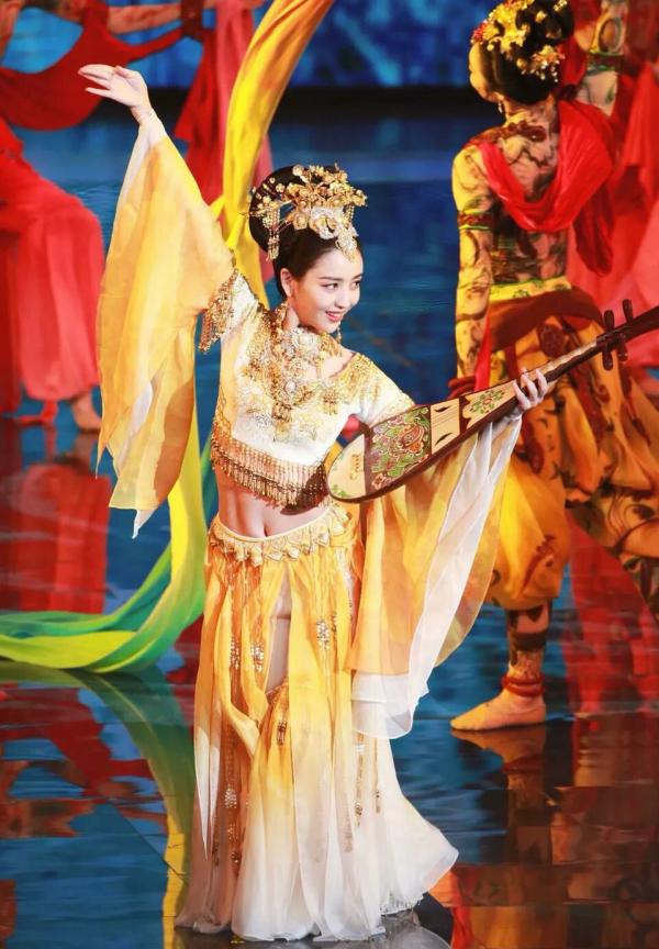 Đâu chỉ vũ khúc với đàn tỳ bà hớp hồn fan, Đồng Lệ Á còn có hàng loạt khoảnh khắc xuất thần này đây! Đâu chỉ vũ khúc với đàn tỳ bà hớp hồn fan, Đồng Lệ Á còn có hàng loạt khoảnh khắc xuất thần này đây!