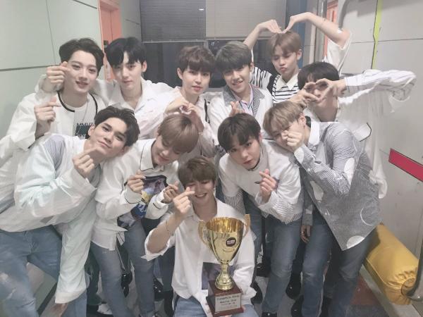 Netizen Hàn nói gì về việc Wanna One sắp sửa tan rã sau khi làm nên lịch sử? Netizen Hàn nói gì về việc Wanna One sắp sửa tan rã sau khi làm nên lịch sử?