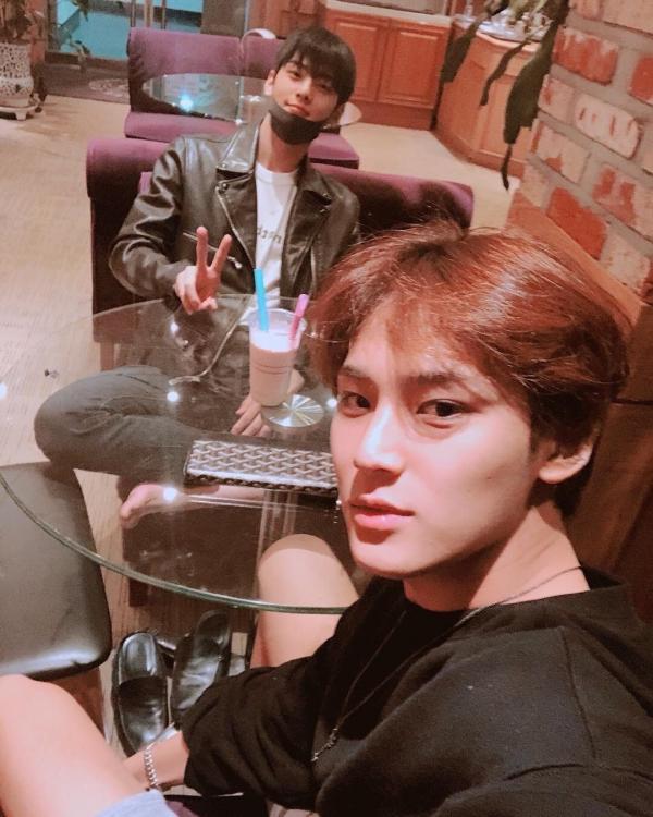 Jihoon và V dẫn đầu danh sách 5 cặp đôi 'nam - nam' được yêu thích nhất K-Pop 2018 Jihoon và V dẫn đầu danh sách 5 cặp đôi 'nam - nam' được yêu thích nhất K-Pop 2018