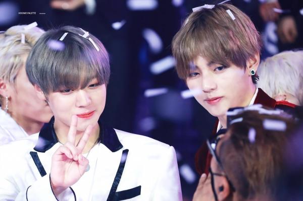 Jihoon và V dẫn đầu danh sách 5 cặp đôi 'nam - nam' được yêu thích nhất K-Pop 2018 Jihoon và V dẫn đầu danh sách 5 cặp đôi 'nam - nam' được yêu thích nhất K-Pop 2018