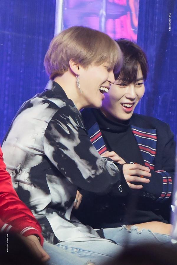Jihoon và V dẫn đầu danh sách 5 cặp đôi 'nam - nam' được yêu thích nhất K-Pop 2018 Jihoon và V dẫn đầu danh sách 5 cặp đôi 'nam - nam' được yêu thích nhất K-Pop 2018