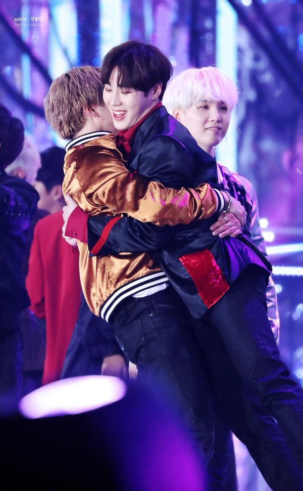 Jihoon và V dẫn đầu danh sách 5 cặp đôi 'nam - nam' được yêu thích nhất K-Pop 2018 Jihoon và V dẫn đầu danh sách 5 cặp đôi 'nam - nam' được yêu thích nhất K-Pop 2018