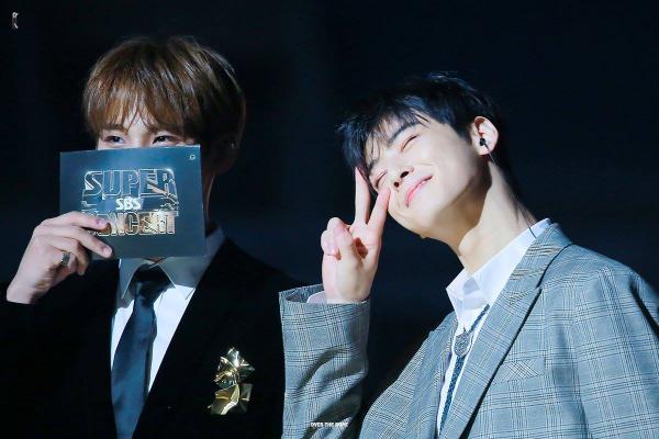 Jihoon và V dẫn đầu danh sách 5 cặp đôi 'nam - nam' được yêu thích nhất K-Pop 2018 Jihoon và V dẫn đầu danh sách 5 cặp đôi 'nam - nam' được yêu thích nhất K-Pop 2018