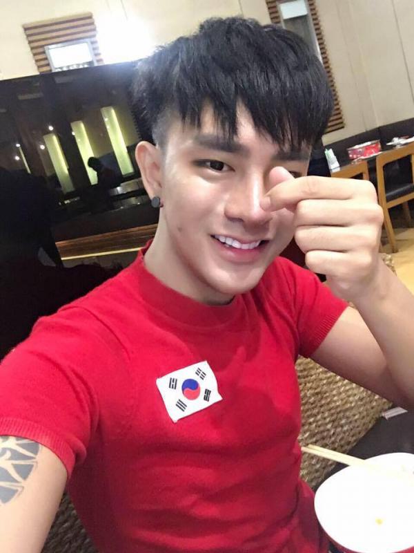 Sau 30 cuộc phẫu thuật, chàng trai bán giày lột xác và nổi tiếng nhờ trở thành Minho của Thái Lan Sau 30 cuộc phẫu thuật, chàng trai bán giày lột xác và nổi tiếng nhờ trở thành Minho của Thái Lan