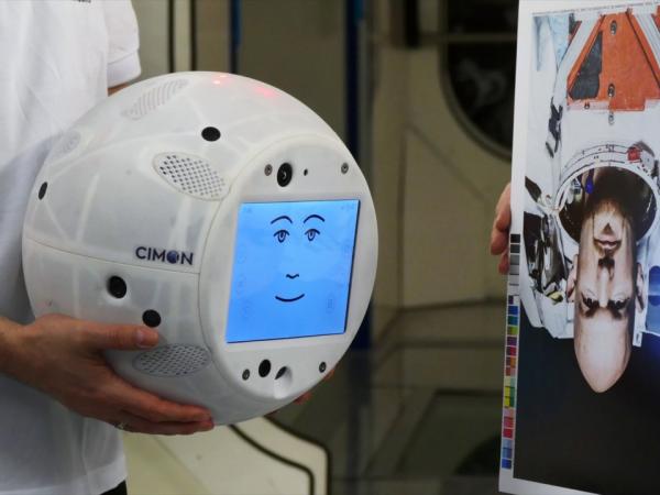 Bị yêu cầu tắt bài hát yêu thích, chú robot giận dỗi và cảm thấy tổn thương Bị yêu cầu tắt bài hát yêu thích, chú robot giận dỗi và cảm thấy tổn thương