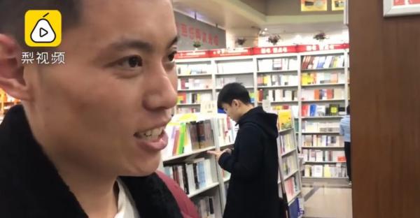 Anh chàng bỏ việc, rình rập quanh hiệu sách suốt 50 ngày để tìm kiếm 'tình yêu sét đánh' Anh chàng bỏ việc, rình rập quanh hiệu sách suốt 50 ngày để tìm kiếm 'tình yêu sét đánh'