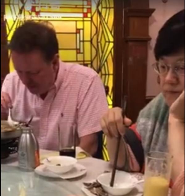 Người phương Tây ăn đồ Trung nhưng mỗi người chia nhau một món khiến dân mạng cười vật vã Người phương Tây ăn đồ Trung nhưng mỗi người chia nhau một món khiến dân mạng cười vật vã