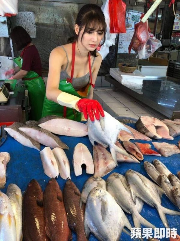 Quá xinh đẹp, cô gái giúp mẹ bán cá gây vỡ chợ từ sáng sớm Quá xinh đẹp, cô gái giúp mẹ bán cá gây vỡ chợ từ sáng sớm