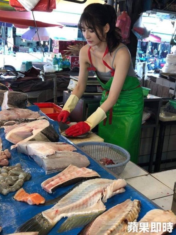 Quá xinh đẹp, cô gái giúp mẹ bán cá gây vỡ chợ từ sáng sớm Quá xinh đẹp, cô gái giúp mẹ bán cá gây vỡ chợ từ sáng sớm