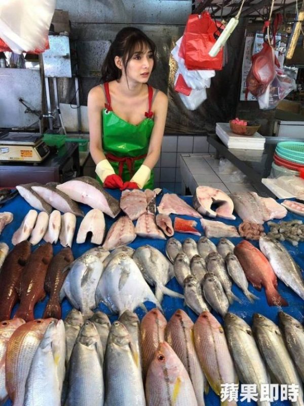 Quá xinh đẹp, cô gái giúp mẹ bán cá gây vỡ chợ từ sáng sớm Quá xinh đẹp, cô gái giúp mẹ bán cá gây vỡ chợ từ sáng sớm