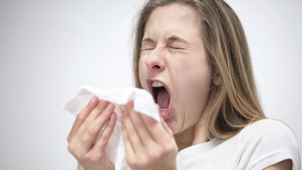 Vì sao nhìn vào mặt trời có thể gây nên hiện tượng hắt hơi? Vì sao nhìn vào mặt trời có thể gây nên hiện tượng hắt hơi?