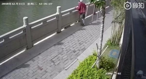'Ngứa chân' đá chú mèo đang sưởi nắng xuống sông, gã đàn ông bị cư dân mạng lên án kịch liệt 'Ngứa chân' đá chú mèo đang sưởi nắng xuống sông, gã đàn ông bị cư dân mạng lên án kịch liệt