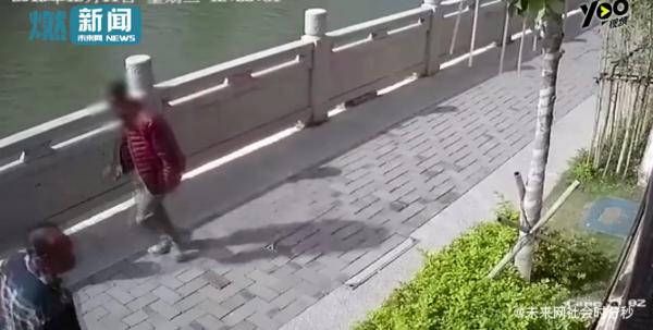 'Ngứa chân' đá chú mèo đang sưởi nắng xuống sông, gã đàn ông bị cư dân mạng lên án kịch liệt 'Ngứa chân' đá chú mèo đang sưởi nắng xuống sông, gã đàn ông bị cư dân mạng lên án kịch liệt