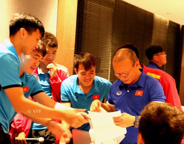 Từ Á quân U23 Châu Á đến vô địch AFF: Một năm thổn thức với bóng đá của 90 triệu dân Việt Nam Từ Á quân U23 Châu Á đến vô địch AFF: Một năm thổn thức với bóng đá của 90 triệu dân Việt Nam