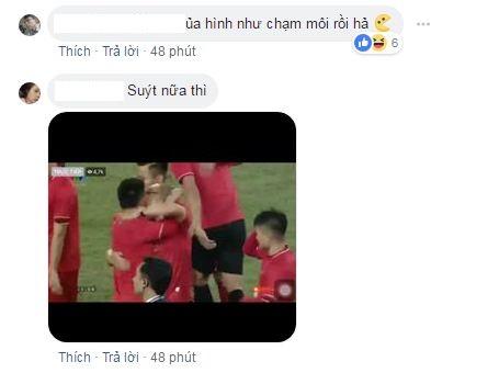 Khoảnh khắc rối bời nhất đêm nay: Nụ hôn 'suýt nữa thì...' của Văn Quyết và thầy Park Hang Seo Khoảnh khắc rối bời nhất đêm nay: Nụ hôn 'suýt nữa thì...' của Văn Quyết và thầy Park Hang Seo