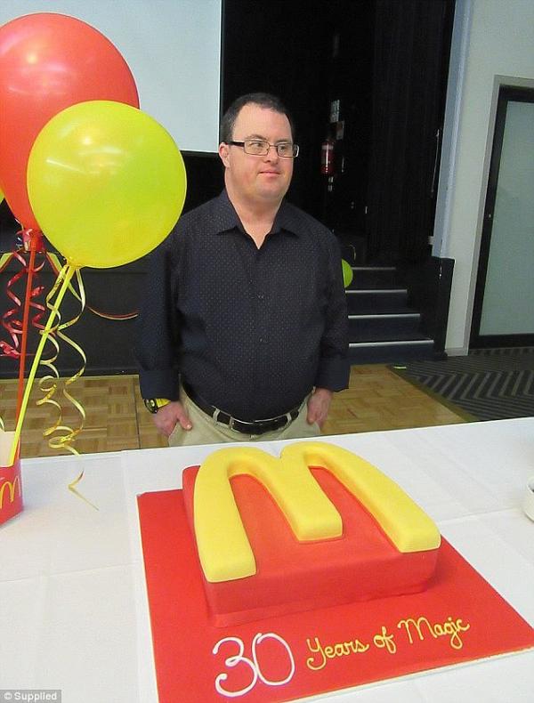 Nhân viên McDonald's mắc hội chứng Down chính thức nghỉ hưu sau 32 năm cống hiến Nhân viên McDonald's mắc hội chứng Down chính thức nghỉ hưu sau 32 năm cống hiến