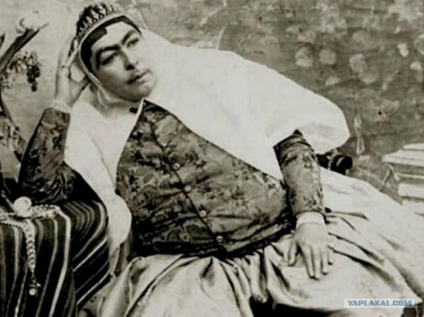Chuyện về công chúa Qajar: Biểu tượng sắc đẹp của Ba Tư từng khiến 13 gã đàn ông si tình tự tử Chuyện về công chúa Qajar: Biểu tượng sắc đẹp của Ba Tư từng khiến 13 gã đàn ông si tình tự tử