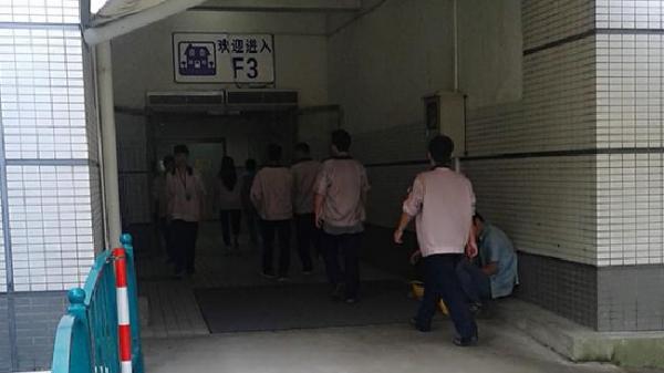 Cựu sinh viên trải nghiệm cuộc sống của một công nhân làm việc tại xưởng sản xuất iPhone Cựu sinh viên trải nghiệm cuộc sống của một công nhân làm việc tại xưởng sản xuất iPhone