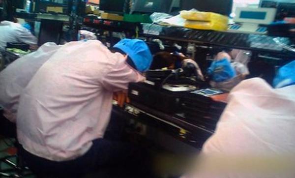 Cựu sinh viên trải nghiệm cuộc sống của một công nhân làm việc tại xưởng sản xuất iPhone Cựu sinh viên trải nghiệm cuộc sống của một công nhân làm việc tại xưởng sản xuất iPhone