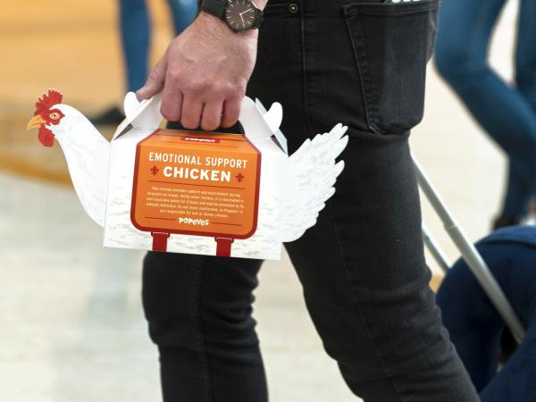 Hãng Popeyes ra mắt 'chú gà hỗ trợ cảm xúc' dành cho những hành khách căng thẳng khi đi máy bay Hãng Popeyes ra mắt 'chú gà hỗ trợ cảm xúc' dành cho những hành khách căng thẳng khi đi máy bay