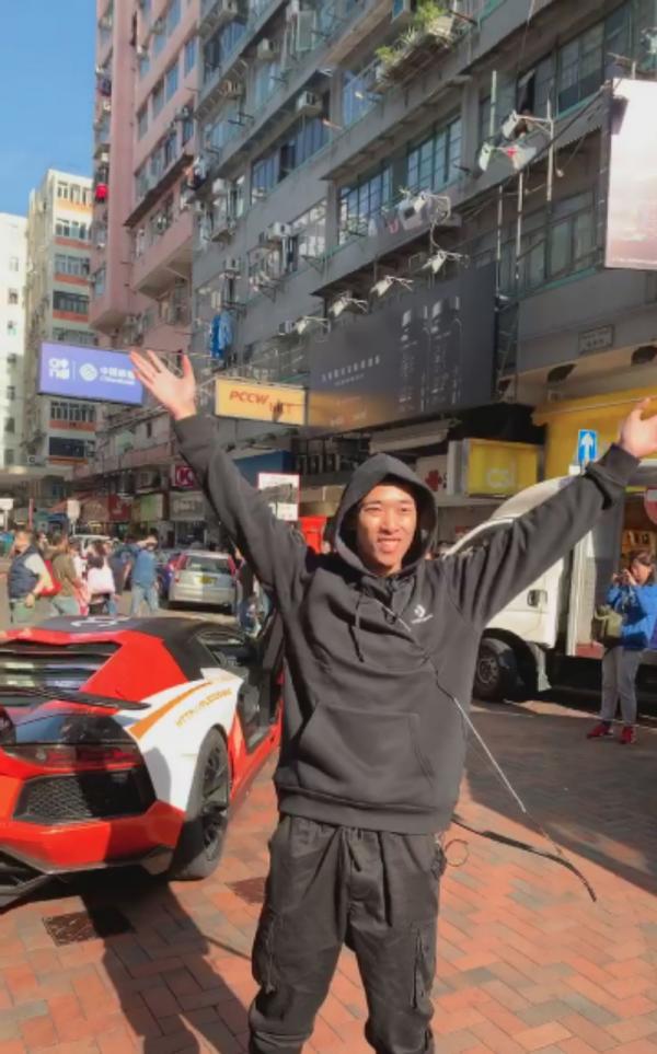 'Thánh Bitcoin' bị bắt vì rải mưa tiền ước tính hơn 100 triệu đô la Hong Kong xuống đường phố 'Thánh Bitcoin' bị bắt vì rải mưa tiền ước tính hơn 100 triệu đô la Hong Kong xuống đường phố