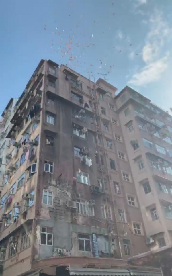 'Thánh Bitcoin' bị bắt vì rải mưa tiền ước tính hơn 100 triệu đô la Hong Kong xuống đường phố 'Thánh Bitcoin' bị bắt vì rải mưa tiền ước tính hơn 100 triệu đô la Hong Kong xuống đường phố
