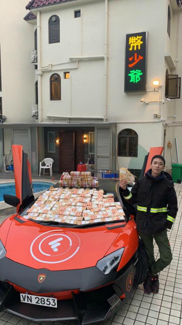 'Thánh Bitcoin' bị bắt vì rải mưa tiền ước tính hơn 100 triệu đô la Hong Kong xuống đường phố 'Thánh Bitcoin' bị bắt vì rải mưa tiền ước tính hơn 100 triệu đô la Hong Kong xuống đường phố