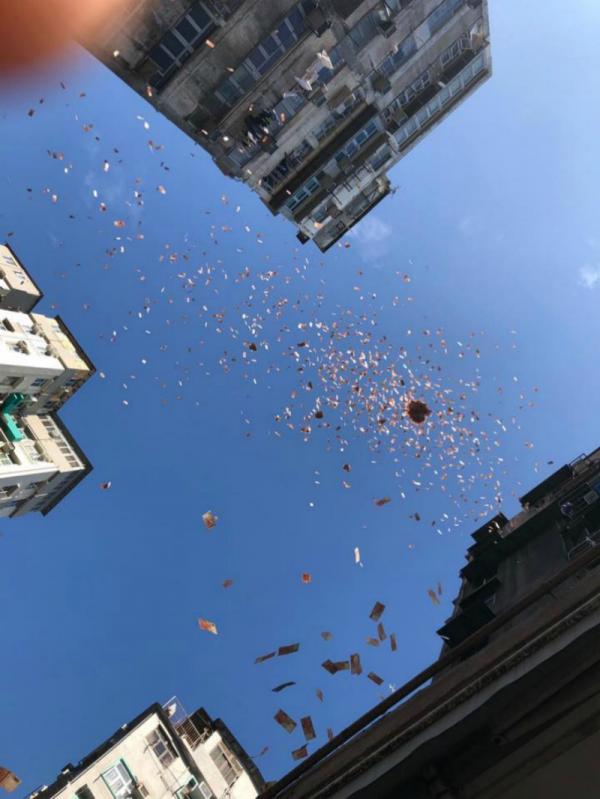 'Thánh Bitcoin' bị bắt vì rải mưa tiền ước tính hơn 100 triệu đô la Hong Kong xuống đường phố 'Thánh Bitcoin' bị bắt vì rải mưa tiền ước tính hơn 100 triệu đô la Hong Kong xuống đường phố