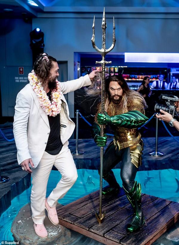 Quyết không muốn giống tượng sáp 'Aquaman', Jason Momoa đi giày hồng và buộc tóc hai bên Quyết không muốn giống tượng sáp 'Aquaman', Jason Momoa đi giày hồng và buộc tóc hai bên