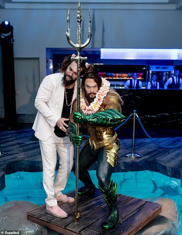 Quyết không muốn giống tượng sáp 'Aquaman', Jason Momoa đi giày hồng và buộc tóc hai bên Quyết không muốn giống tượng sáp 'Aquaman', Jason Momoa đi giày hồng và buộc tóc hai bên