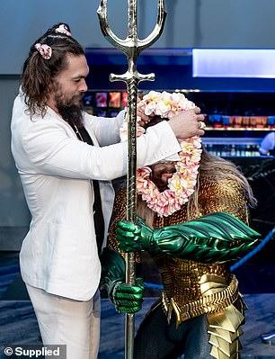 Quyết không muốn giống tượng sáp 'Aquaman', Jason Momoa đi giày hồng và buộc tóc hai bên Quyết không muốn giống tượng sáp 'Aquaman', Jason Momoa đi giày hồng và buộc tóc hai bên