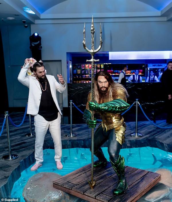 Quyết không muốn giống tượng sáp 'Aquaman', Jason Momoa đi giày hồng và buộc tóc hai bên Quyết không muốn giống tượng sáp 'Aquaman', Jason Momoa đi giày hồng và buộc tóc hai bên