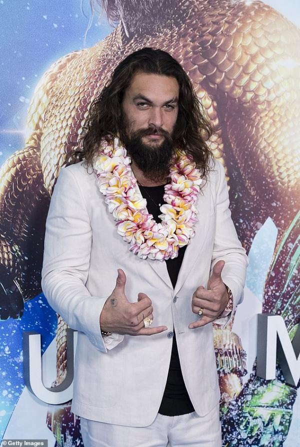 Quyết không muốn giống tượng sáp 'Aquaman', Jason Momoa đi giày hồng và buộc tóc hai bên Quyết không muốn giống tượng sáp 'Aquaman', Jason Momoa đi giày hồng và buộc tóc hai bên