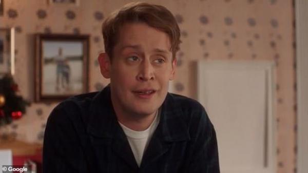 Hoài niệm khi xem Macaulay Culkin 38 tuổi tái hiện y chang cảnh quay 'Ở Nhà Một Mình' 1990 Hoài niệm khi xem Macaulay Culkin 38 tuổi tái hiện y chang cảnh quay 'Ở Nhà Một Mình' 1990
