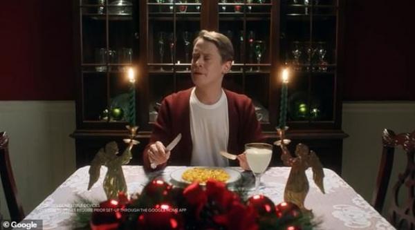 Hoài niệm khi xem Macaulay Culkin 38 tuổi tái hiện y chang cảnh quay 'Ở Nhà Một Mình' 1990 Hoài niệm khi xem Macaulay Culkin 38 tuổi tái hiện y chang cảnh quay 'Ở Nhà Một Mình' 1990