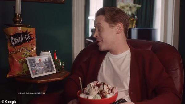 Hoài niệm khi xem Macaulay Culkin 38 tuổi tái hiện y chang cảnh quay 'Ở Nhà Một Mình' 1990 Hoài niệm khi xem Macaulay Culkin 38 tuổi tái hiện y chang cảnh quay 'Ở Nhà Một Mình' 1990