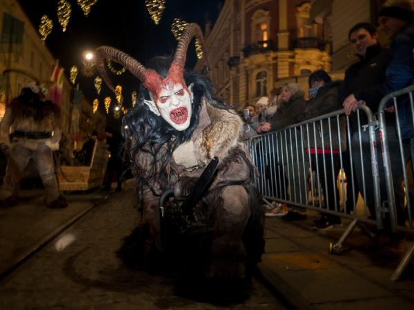 Krampus - Phiên bản đen tối của Santa Claus và cách trừng phạt trẻ hư nghe thôi cũng rùng mình Krampus - Phiên bản đen tối của Santa Claus và cách trừng phạt trẻ hư nghe thôi cũng rùng mình