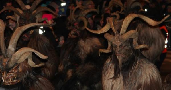 Krampus - Phiên bản đen tối của Santa Claus và cách trừng phạt trẻ hư nghe thôi cũng rùng mình Krampus - Phiên bản đen tối của Santa Claus và cách trừng phạt trẻ hư nghe thôi cũng rùng mình
