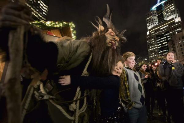 Krampus - Phiên bản đen tối của Santa Claus và cách trừng phạt trẻ hư nghe thôi cũng rùng mình Krampus - Phiên bản đen tối của Santa Claus và cách trừng phạt trẻ hư nghe thôi cũng rùng mình