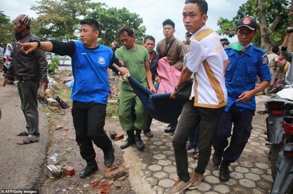 Show diễn định mệnh cuối cùng của ban nhạc Indonesia trước khi 2 thành viên bị sóng thần cuốn trôi Show diễn định mệnh cuối cùng của ban nhạc Indonesia trước khi 2 thành viên bị sóng thần cuốn trôi