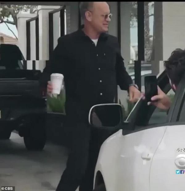 Ghé vào quán ăn mua điểm tâm, vợ chồng Tom Hanks hào phóng trả tiền bữa trưa cho mọi người Ghé vào quán ăn mua điểm tâm, vợ chồng Tom Hanks hào phóng trả tiền bữa trưa cho mọi người