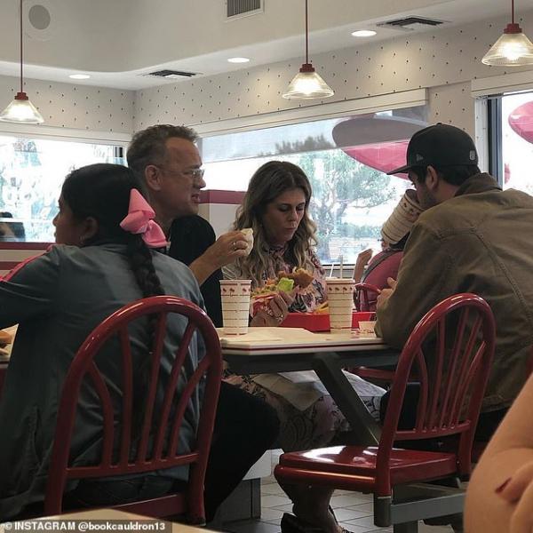 Ghé vào quán ăn mua điểm tâm, vợ chồng Tom Hanks hào phóng trả tiền bữa trưa cho mọi người Ghé vào quán ăn mua điểm tâm, vợ chồng Tom Hanks hào phóng trả tiền bữa trưa cho mọi người