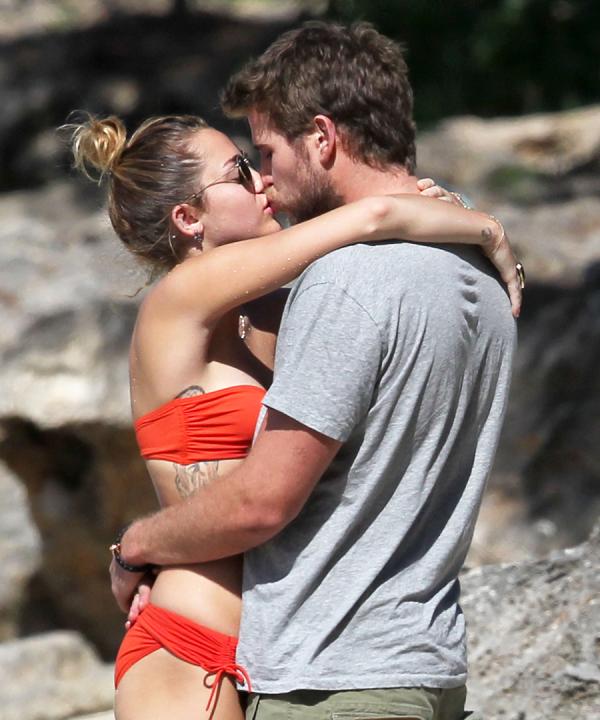Loạt bằng chứng khiến fan tin rằng Miley Cyrus và Liam Hemsworth đã tổ chức đám cưới bí mật Loạt bằng chứng khiến fan tin rằng Miley Cyrus và Liam Hemsworth đã tổ chức đám cưới bí mật