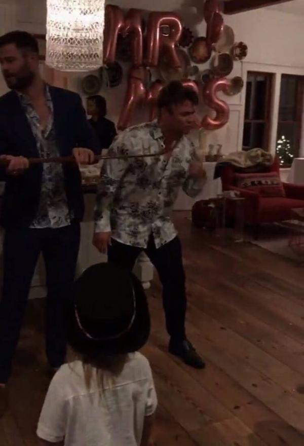 Loạt bằng chứng khiến fan tin rằng Miley Cyrus và Liam Hemsworth đã tổ chức đám cưới bí mật Loạt bằng chứng khiến fan tin rằng Miley Cyrus và Liam Hemsworth đã tổ chức đám cưới bí mật